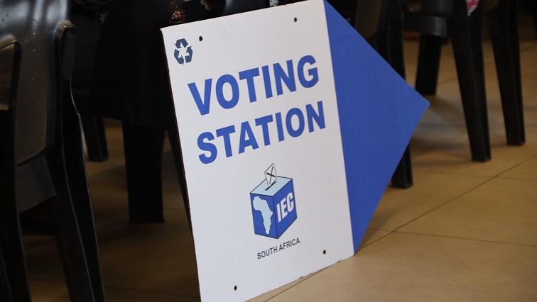 Sign pointing to a voting station.
