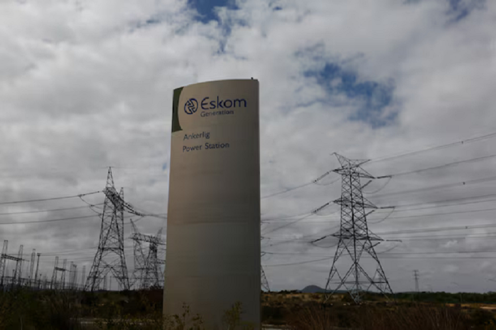 Pylons carry electricity from a sub-station of state power utility Eskom outside Cape Town in this picture taken March 20, 2016. Reuters.