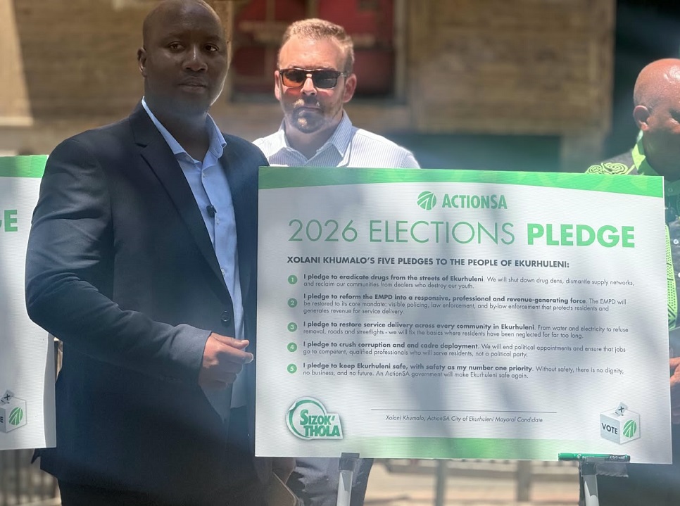 ActionSA Ekurhuleni mayoral candidate Xolani Khumalo holds up his election pledge during the party’s final election campaign rally in Hillbrow, Johannesburg on 30 October 2026.